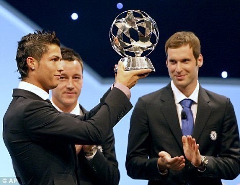 TimelineCR7's tweet photo. ❗️

John Terry:

"I really like Cristiano.

If you're any young player in the world today, you look to Ronaldo to learn from him how to be on and off the pitch, how to take care of yourself, what to eat, what to drink, how to look after your body, everything about that.

And most importantly, how to train too.

You see this guy training, and he still trains 100% every single day.

My problem with players today is that they train at 50-60%, then they go into Saturday's game wanting to be at 100%, and then they don't understand why things are going wrong."