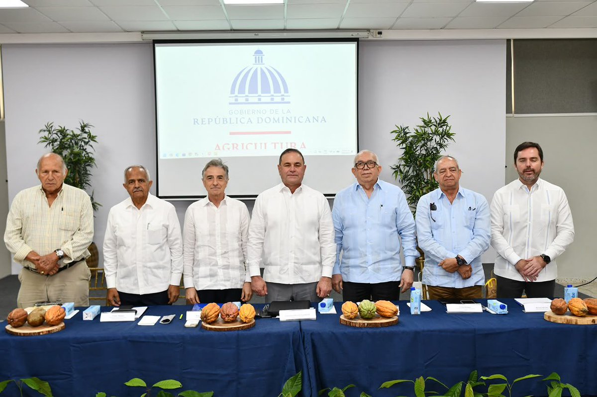 bagricolaRD's tweet photo. Este aporte beneficiará a 100 productores de cacao, fortaleciendo sus capacidades para implementar el Protocolo País EUDR-1115 y acceder a mercados internacionales.

#BancoAgrícola
#CosechandoEsperanza https://t.co/bH319DSVcN