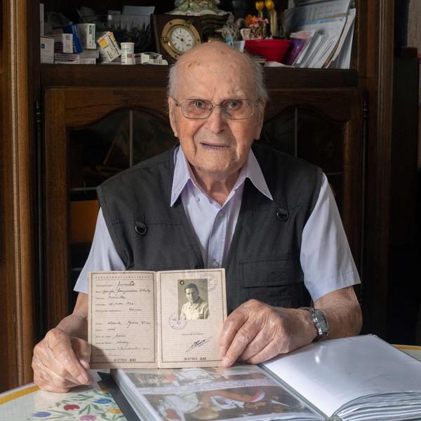 Cultination1's tweet photo. 🇫🇷⚖️✊ À 104 ans, il SAISIT la Cour européenne des droits de l'homme pour réclamer 43 200€ de salaires impayés pendant son travail forcé sous l'Allemagne NAZIE. 

Albert Corrieri, plombier marseillais, avait 20 ans en 1943 quand le régime de Vichy l'a envoyé de force travailler dans une usine chimique à Ludwigshafen. 6 jours sur 7, 10 heures par jour, sans recevoir le moindre centime. Il a été blessé au bras lors de bombardements alliés. 

Débouté par les tribunaux français, il se tourne désormais vers la Cour européenne des droits de l'homme. "J'estime que la France a une dette envers moi", dit-il. 
(France Info)