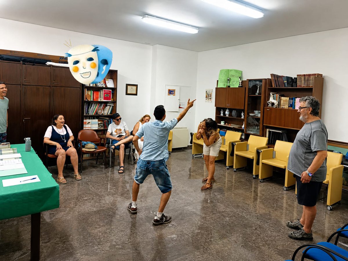 alavaesperanza's tweet photo. 🎭 Compartimos algunos de momentos vividos en la formación gratuita “Reaprendiendo a jugar - Improvisación teatral” ✨ 
Una propuesta para explorar la creatividad, la expresión y el encuentro con otras personas a través del teatro.
 #945147014 ☎️ #ayuda #formacióngratuita #Álava https://t.co/2iiJbIsRw2