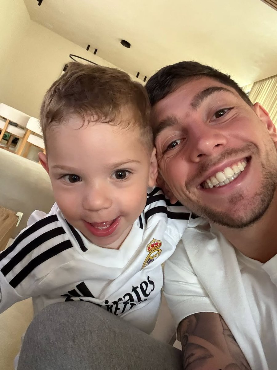 Fedevalfk's tweet photo. 25.06.26
Mi coloradito 🤍🤍 Feliz cumpleaños! Gracias por cada momento que me sacas una sonrisa, gracias por portarte tan mal porque me haces seguir creciendo como papá 😂 siempre vamos a estar contigo protegiéndote y dándote el amor más grande del mundo. https://t.co/SBnYr07jAU