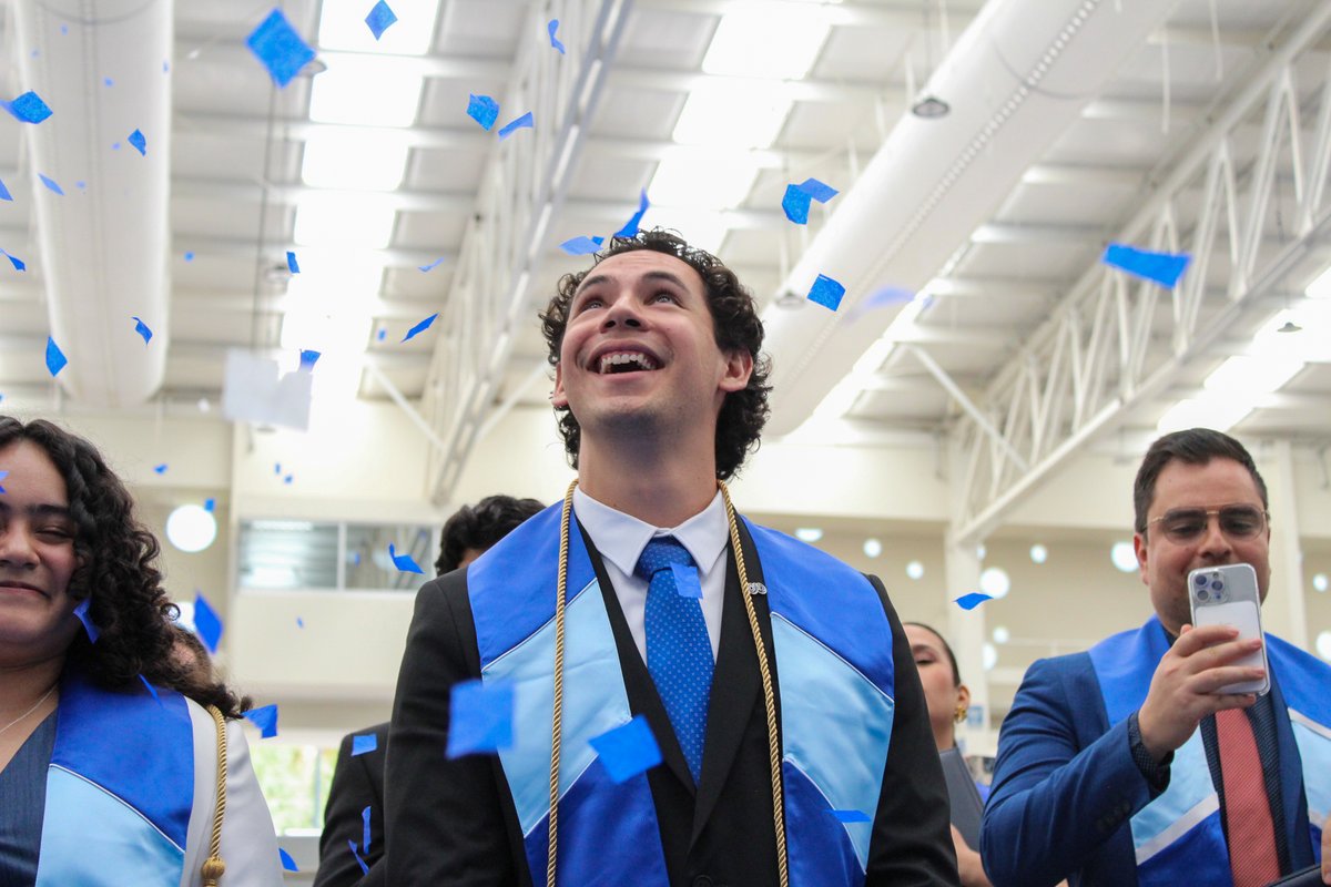 TecCampusAGS's tweet photo. Un día para celebrar el esfuerzo, los logros y el inicio de una nueva etapa 🎓✨

Así vivimos una emotiva ceremonia de graduación, llena de orgullo, sonrisas y momentos que quedarán para siempre. 💙

¡Felicidades a la generación 2026! 👏🏻✨

#GraduaciónTec #TecCampusAgs https://t.co/DEZGyjGfsD