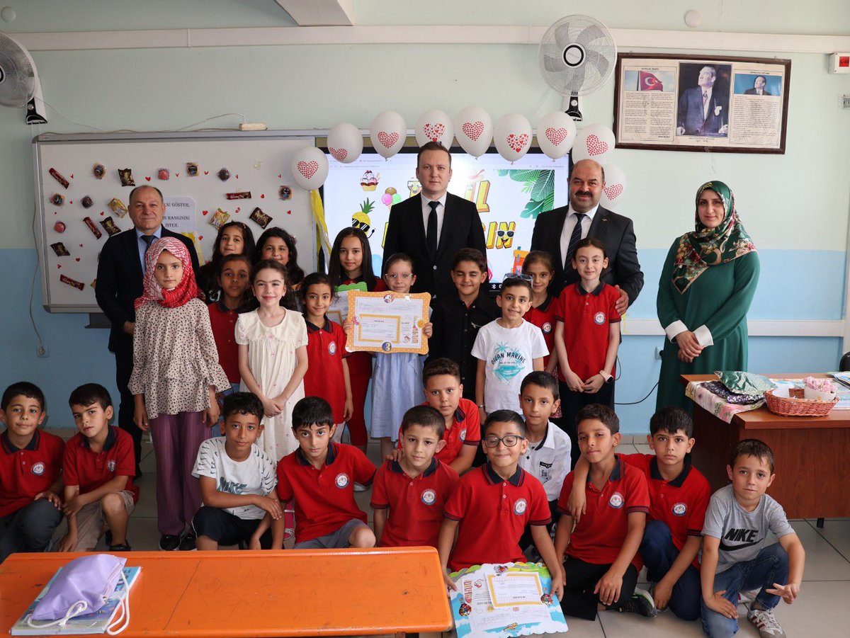 SakaryaYesilli's tweet photo. 2025-2026 Eğitim Öğretim Yılı karne dağıtım törenimizde, Yeşilli Kaymakamımız Sn. Mehmet Sadık Kılıç ve İlçe Milli Eğitim Müdürümüz Sn. Mustafa Kahraman sınıflarımızı ziyaret etmiş, öğrencilerimizin karne sevincine ortak olmuşlardır.
Nazik ziyaretlerinden dolayı teşekkür ederiz. https://t.co/Nu5qmW1Jtu