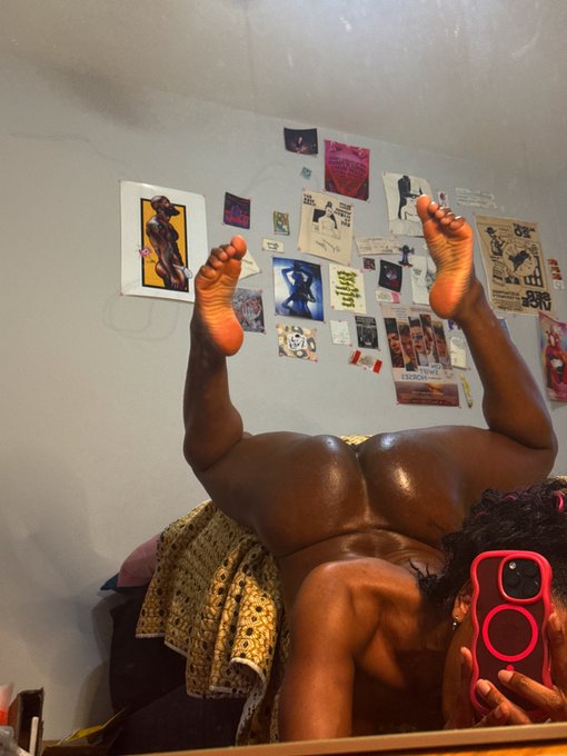 AJ180 🏳️‍⚧️♒️ - 2 pic. I’m just saying, I’m flexible. https://t.co/sl4tbYmrU6
