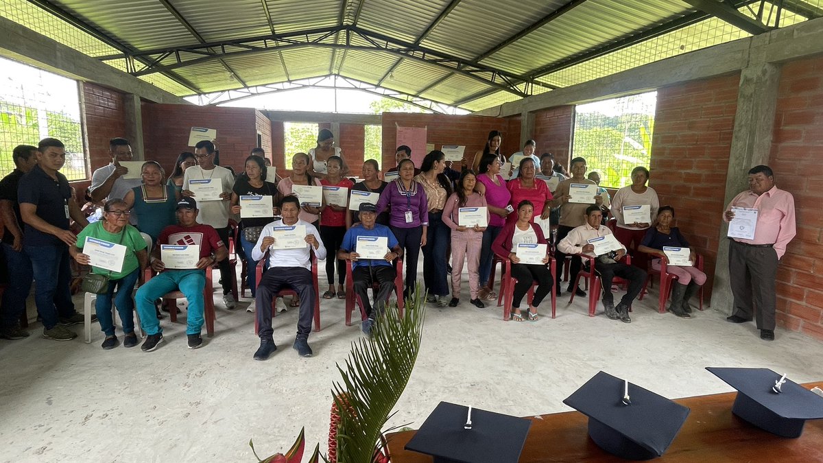 Agricultura_CZ2's tweet photo. #Napo | 34 productores de la Agricultura Familiar Campesina de Puni Bocana, parroquia Misahuallí, culminaron su formación en la Comunidad de Aprendizaje del MAGP y también recibieron sus registros y carnés AFC.

Más capacitación para fortalecer el campo. https://t.co/NHTWdfoKiO