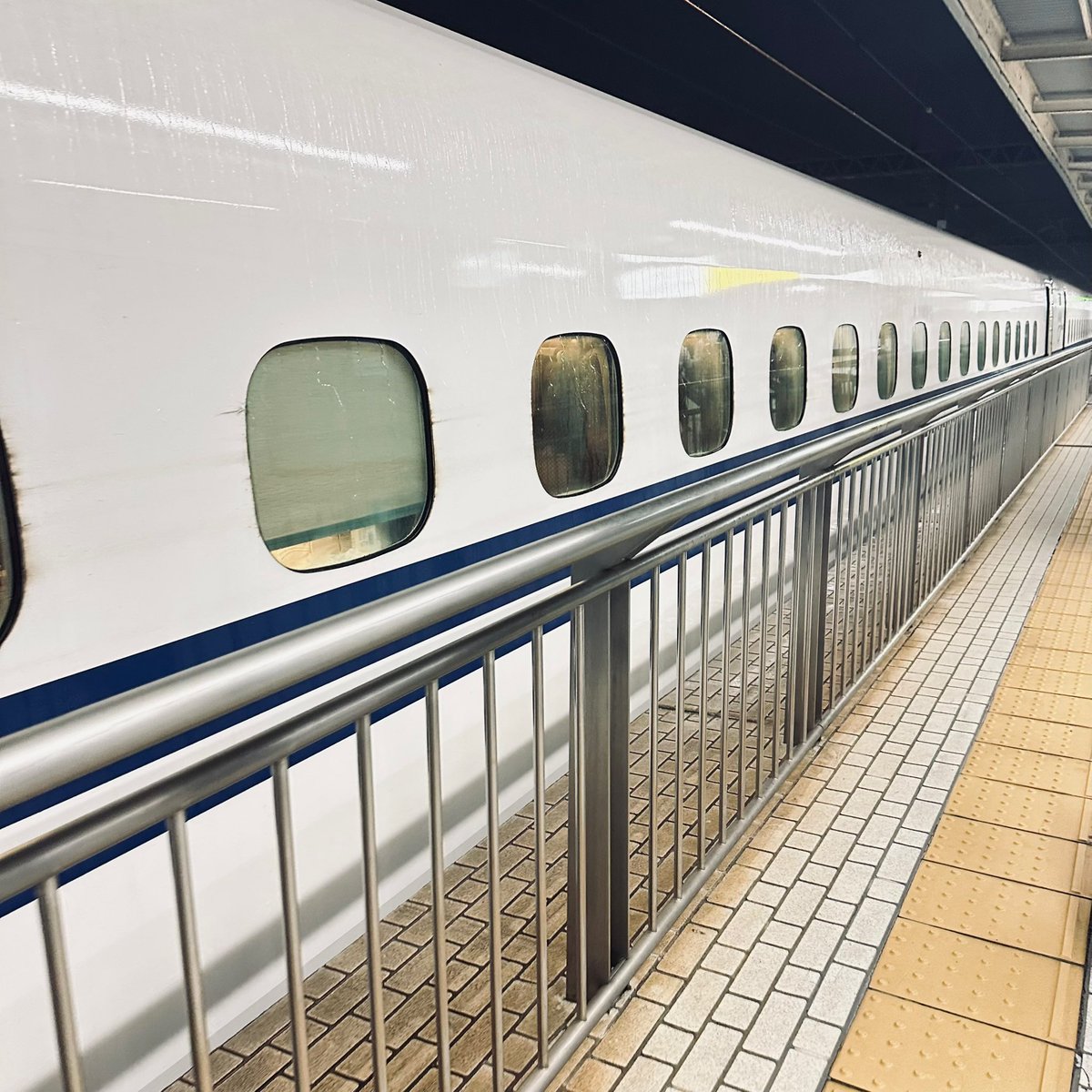 12per_onenight's tweet photo. というわけで安全な場所＝新幹線移動中���した🚅…2時間以上閉じ込められた訳ですが🫠
東京駅での新幹線ホテルに少し魅力感じつつ途中下車して帰路に着きます🫢

推しさま方は特に動向不明ですが、便り無いのは良い便りと信じて…にしても推し様の更新ないのは少し気になる🦦配信あるのかなぁ😶 https://t.co/Mc1bnb2M8t