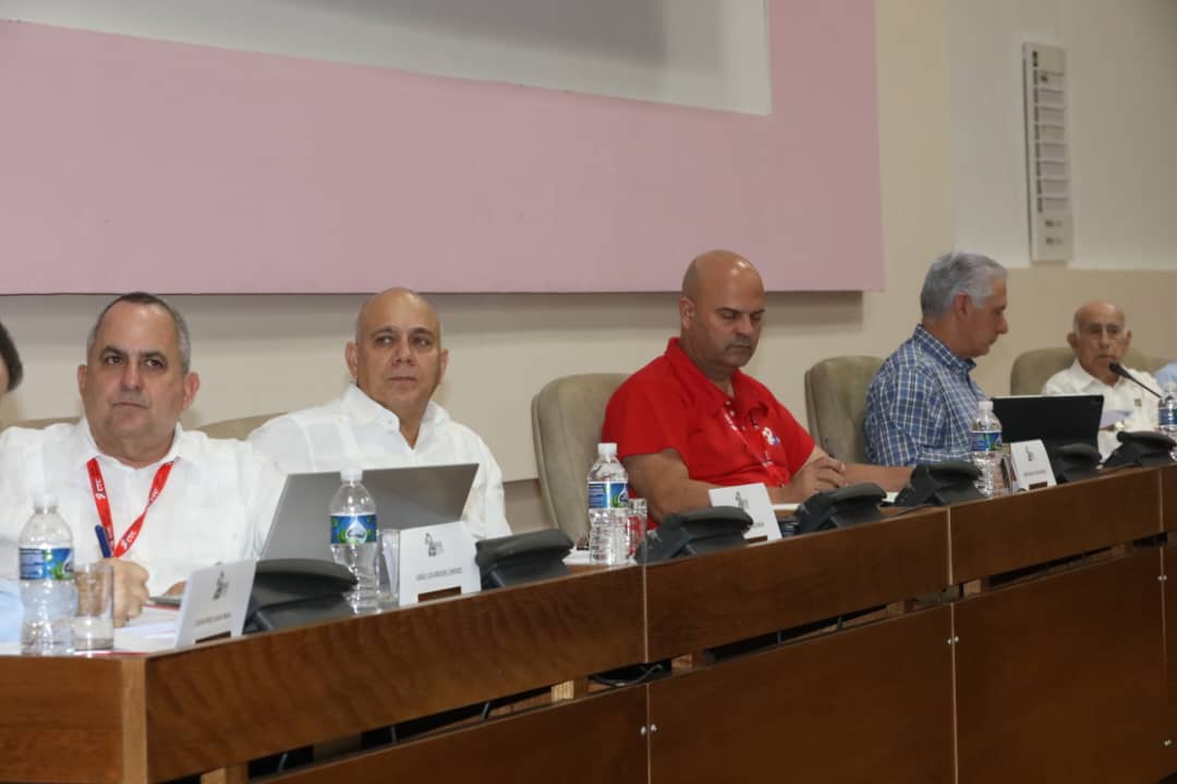 PartidoPCC's tweet photo. Con la presencia del Primer Secretario del Comité Central del Partido Comunista y Presidente de la República, @DiazCanelB; de los miembros del Buró Político, @SalvadorValdesM, Vicepresidente de la República, y @DrRobertoMOjeda, Secretario de Organización del Comité Central; así como del Comandante del Ejército Rebelde José Ramón Machado Ventura, sesiona el #22CongresoCTC, donde se analizan cuestiones medulares para los trabajadores de #Cuba.

De manera exhaustiva se abordan problemáticas, dudas y propuestas, reafirmándose el respaldo inquebrantable de la clase obrera a la Revolución