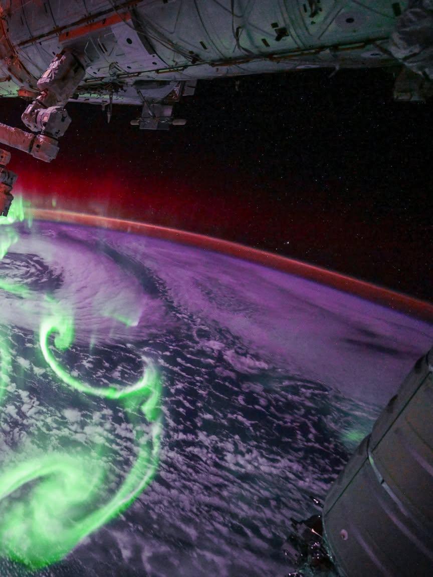 CuriosityonX's tweet photo. Auroras seen from space 

📸 ESA https://t.co/d32orDj7EA