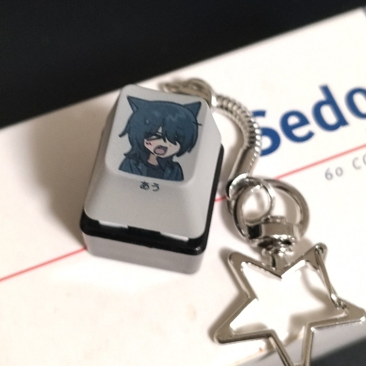 hollowwood0's tweet photo. もう少しで前回のアクリルブロック、アクリルキーホルダーが再販できそうです
キーキャップストラップなどの新しい商品やタバコちゃんキラステッカーなどがノベルティに追加されますにょ https://t.co/gz583IXw9z