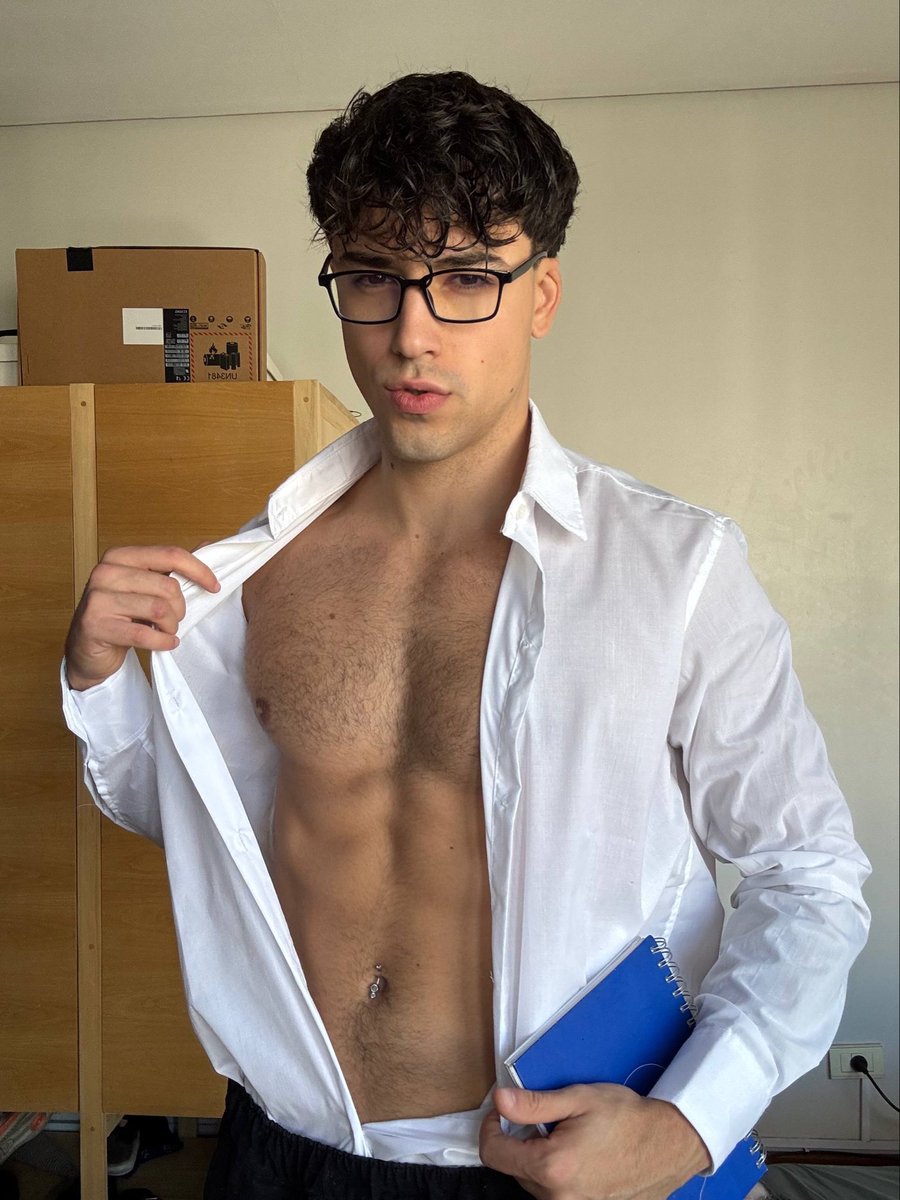 Goldenmanu23's tweet photo. Are you staying after class? 📚😏 https://t.co/aAHnY9Dic2