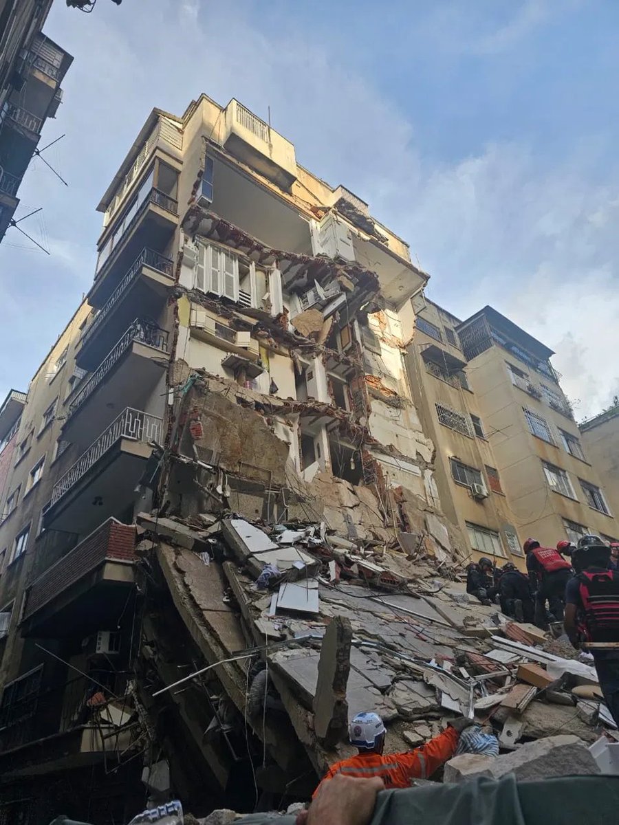 ZGJR's tweet photo. My country was hit by the strongest earthquake in over a century. Two quakes, M7.2 then M7.5. La Guaira — our coast — is a disaster zone. Likely thousands are dead as recovery is slow and damaged assessed.
Most of my family is there. This is the coastline in the video, "El Litoral", near the airport and along the shores, between mountains and the Caribbean.
Two ways to help, both vouched for by my own family on the ground 👇
🇺🇸 Tax-deductible (US): For a Brighter Venezuela, a registered 501(c)(3) delivering water, food & medicine with Fe y Alegría
 https://t.co/VjxoIJrZkw

🎓 Direct to the coast: the USB Litoral emergency fund
 https://t.co/cb44mwORQh
🇻🇪 Please reshare. Please give. 
POR FAVOR! @EvanKirstel @JasonSilva @ShafiAhmed5 @jorgeramosnews @Telemundo @cnni @Univision