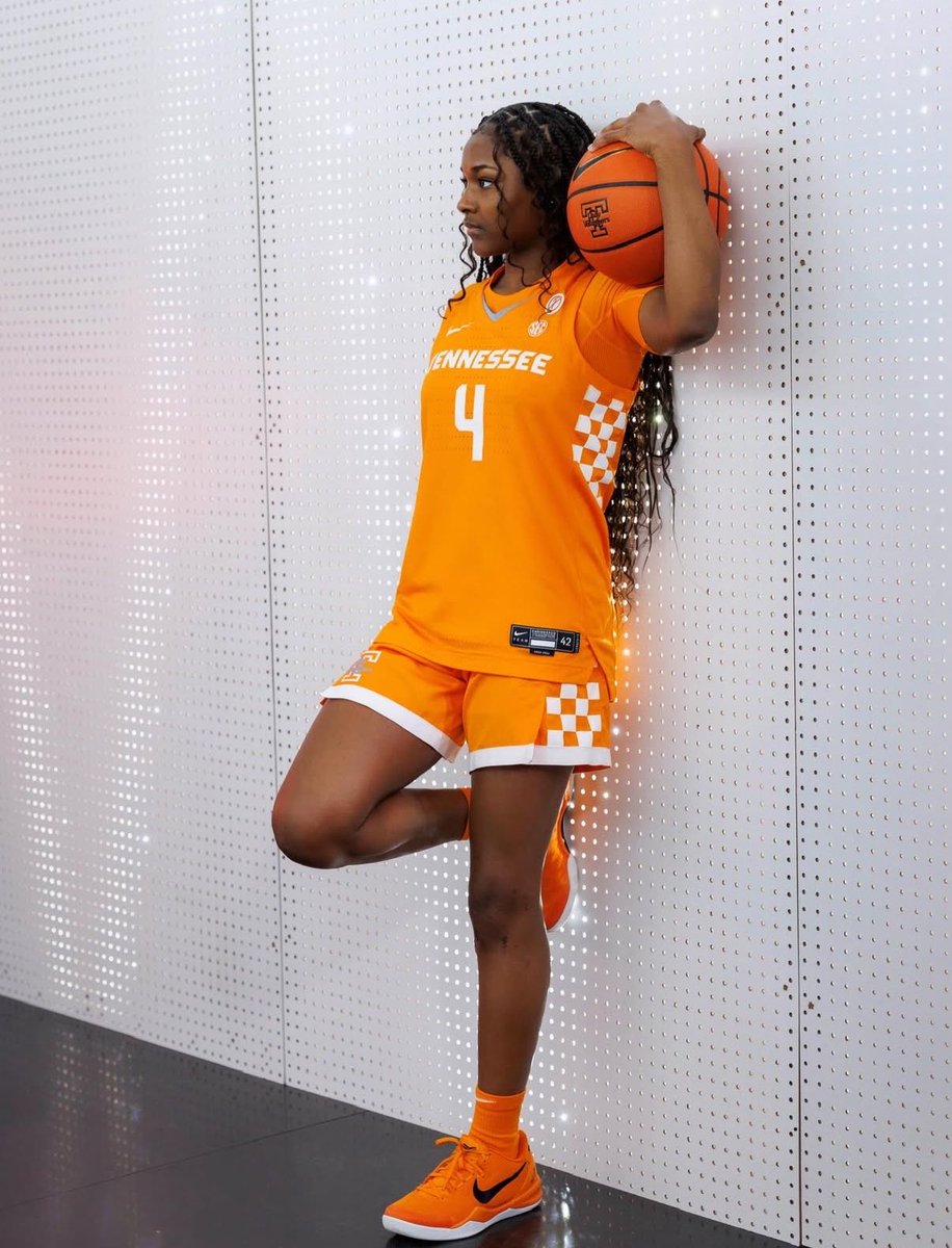 EJayArrow's tweet photo. 4⭐️ recruit Taylor Brown (ranked #22 in the Class of 2027) on her OV to Tennessee 🍊 https://t.co/TGFaASfHhy