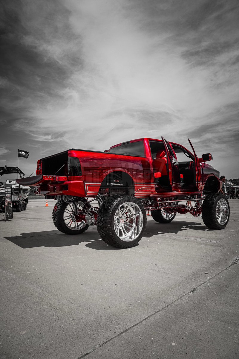 SolidWhipz's tweet photo. @damonre1 ‘Hard As Nails’ Ram 2500 on a set of 30x16-inch @americanforcewheels wrapped in 44-inch @furytires
———
#SolidWhipzTrucks #AmericanForceWheels #FuryTires #NextLevelMats #Ram https://t.co/r4uTmIsvgO