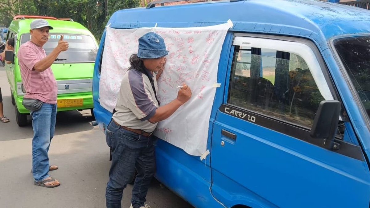txttransportasi's tweet photo. Rencana pengoperasian Koridor 2 bus Trans Jatim di Malang Raya menuai penolakan dari Aliansi Sopir Angkot Malang (ASAM). Hal itu disampaikan dalam rapat koordinasi bersama di Kantor Dishub Kota Malang, Kamis (25/6/2026).

Ada tiga tuntutan yang disampaikan ASAM dalam rapat koordinasi itu, diantaranya : 

1. Menolak keberadaan & operasional bus Trans Jatim. Terutama yang bersinggungan dengan Terminal Arjosari. Sebab berpotensi mematikan pendapatan para sopir.

2. Mempertanyakan keabsahan operasional bus Trans Jatim.

3. Merasa dirugikan dengan keberadaan Koridor 1. Terlebih lagi sampai detik ini Pemkot Malang tak kunjung merealisasikan program feeder maupun angkot gratis untuk pelajar.

Beranjak dari itu, mereka meminta adanya evaluasi total sebelum mengambil kebijakan transportasi secara sepihak. Kemudian mengembalikan fungsi terminal & trayek sesuai aturan yang melindungi hajat hidup  pelaku transportasi lokal kecil.

(https://t.co/OzXnDi2pJf)
