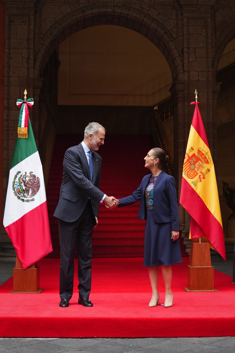 r_velascoa's tweet photo. Posterior a la cordial reunión entre la presidenta Claudia Sheinbaum y el rey Felipe VI en Palacio Nacional, tuve el gusto de conversar ampliamente con @jmalbares sobre los alcances de esta visita y el futuro compartido que se construye en la relación diplomática entre México y España.

Durante nuestra plática, profundizamos en la relación estratégica entre ambos países, reflejada en proyectos conjuntos de cooperación internacional, cultura y reconocimiento a los pueblos originarios, comercio e inversión a los que dimos seguimiento.

🇲🇽🤝🇪🇸