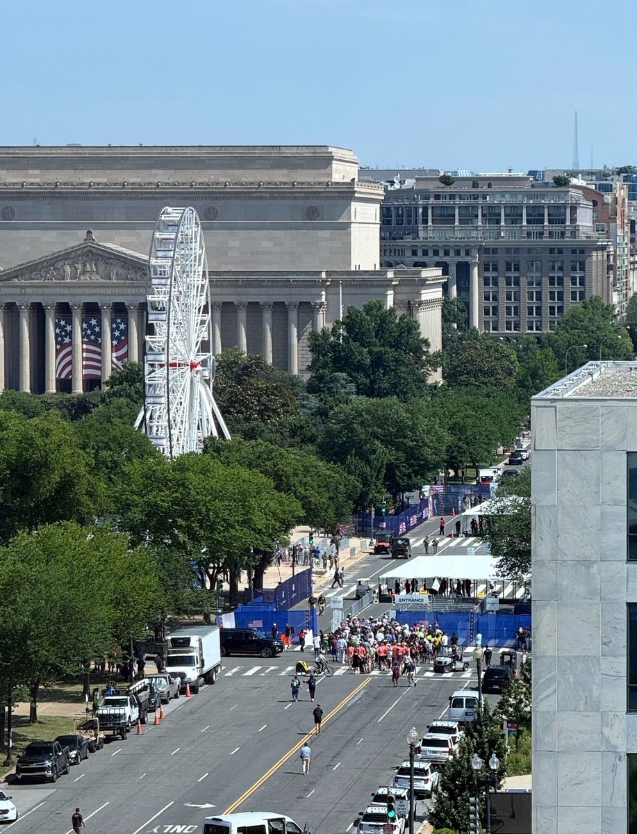 BonkDaCarnivore's tweet photo. Better get in line early for Trump's Grand State Fair, you don't wanna get caught in a huge line https://t.co/kQgnaeoKot