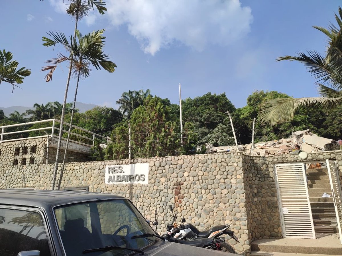 Pedrolirar's tweet photo. Se necesita maquinaria para rescatar personas en el edificio albatros en caballeda. Por favor 😭
#LaGuaira #Caraballeda https://t.co/m6RQZcjWs2