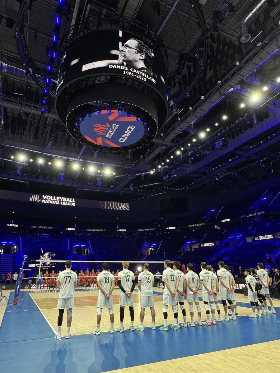 VoleyPlus's tweet photo. Hubo minuto de silencio en Gliwice, Polonia 🇵🇱, para despedir a Daniel Castellani.

Fue él, quién en 2009, llevó al seleccionado polaco a conseguir su primer Campeonato de Europa. Recibió la máxima distinción por parte del Gobierno.

Descansa en Paz 🕊️ Daniel. https://t.co/EmW9jyEaDi