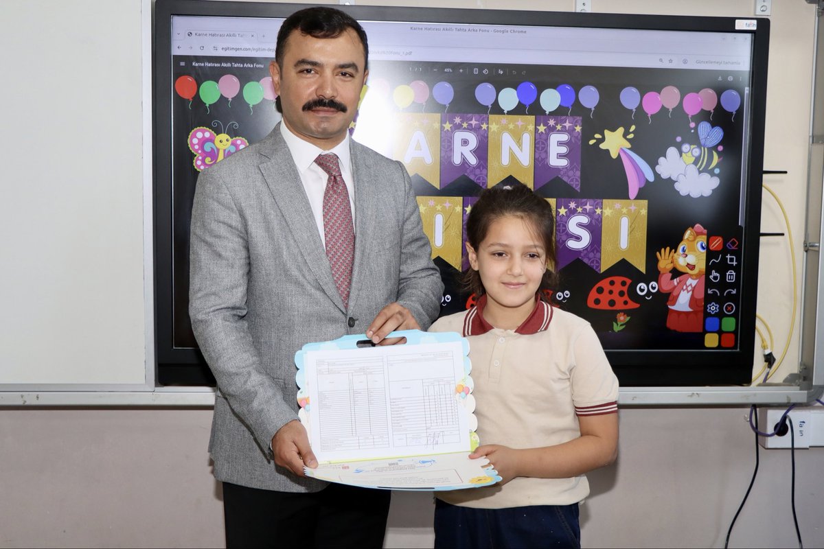 kaymakamkahta's tweet photo. 📍 GELECEĞİMİZİN TEMİNATI ÖĞRENCİLERİMİZİN KARNE HEYECANI 📚

2025-2026 eğitim ve öğretim yılının sona ermesiyle birlikte Kahta genelinde yaklaşık 38 bin öğrencimiz karne heyecanı yaşadı.

Kaymakamımız Sn. Muhammed Üsame SOYSAL, Kahta Belediye Başkan Yardımcısı Sn. Enver DİNÇER, İlçe Milli Eğitim Müdürü Sn. Lütfi BAŞLI ve ilgili kurum amirleri ile birlikte, Sabahattin Zaim İlkokulu, Vilayetler Birliği Anaokulu ve Yavuz Selim Ortaokulu’nda düzenlenen karne programlarına katılarak öğrencilerimizin heyecanına ortak oldular.

Sınıfları ziyaret eden Kaymakamımız Sn. SOYSAL ve beraberindeki heyet, öğrencilerimizle bir araya gelerek onların mutluluğunu paylaştı, öğrencilerimizi göstermiş oldukları gayret ve başarılarından dolayı tebrik ederek verimli bir yaz tatili geçirmeleri temennisinde bulundu.

🎉 Tüm öğrencilerimizi tebrik ediyor, emek veren öğretmenlerimize ve desteklerini esirgemeyen ailelerimize teşekkür ediyor; öğrencilerimizin sağlıklı, huzurlu ve bereketli bir tatil dönemi geçirmelerini Cenab-ı Allah’tan niyaz ediyoruz.

📌 T.C. Kahta Kaymakamlığı 🇹🇷