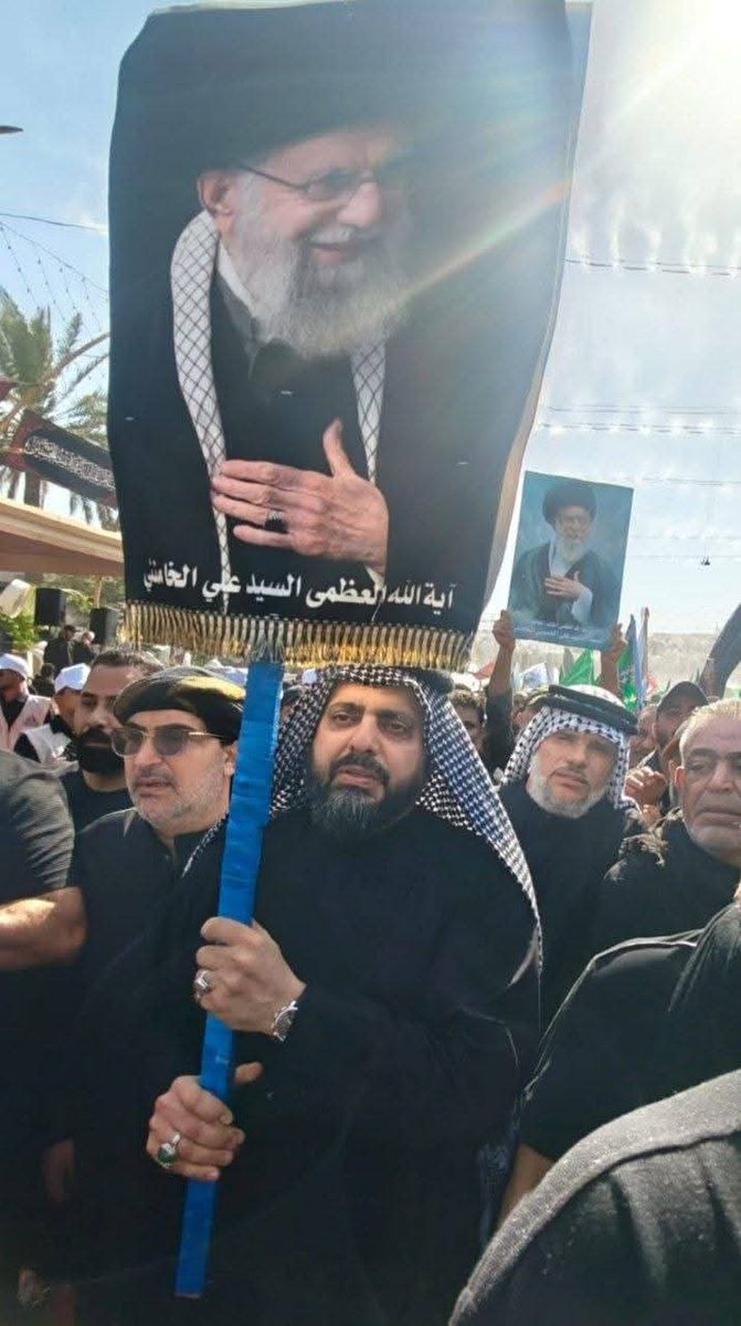 ayrlyz's tweet photo. سماحة الشيخ الأمين , قيس , الخزعلي حامل صورة الش,هيد القائد , الامام , علي , الخامنئي ويُشاركُ جموعَ المؤمنين في شعيرةِ ركضة طويريج، في كربلاءَ المقدسة.
#الحسين_نهجنا https://t.co/p4CyEvSMDg