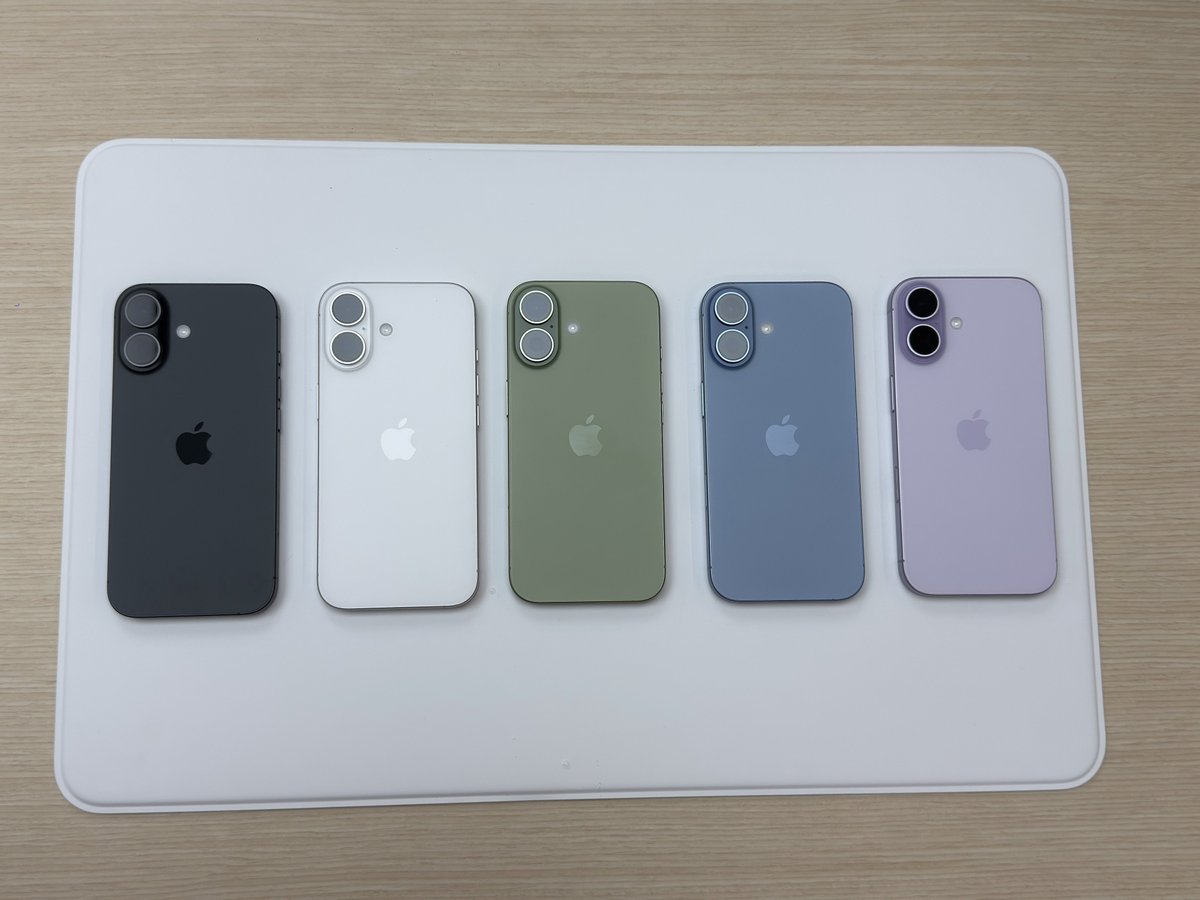 BrightMinho's tweet photo. ทำไม iPhone 17 ถึงเป็น iPhone ที่คุ้มค่า และน่าซื้อที่สุดในประวัติศาสตร์การขายของ Apple มา ? 
📱😭👏

**ถ้าจะซื้อ ซื้อได้เลย ไม่ต้องรอ iPhone 18 ก็ได้ ซื้อใช้ไปได้ยาว ๆ 6-7 ปีแน่นอนนนนน**

(เผื่อใครลังเล ตัดสินใจไม่ได้ ลองอ่านดูครับ)

- หน้าจอ ระดับ Pro ในรุ่นเริ่มต้น 
นี่เป็นครั้งแรกที่ iPhone รุ่นมาตรฐาน ได้ใช้หน้าจอ ProMotion 120Hz แบบรุ่น Pro พร้อมความสว่างกลางแจ้งสูงสุดถึง 3,000 nits  (จากรุ่นก่อน 2,000nits) สู้แดดดีกว่าเดิม

คือยกหน้าจอ Pro มาใช้เลย จากที่จะกั๊กที่ 60Hz ตลอด ไม่ต้องจ่ายแพงไปรุ่น Pro ละ
แล้วจอใหญ่ขึ้น จากรุ่นก่อน 6.1 นิ้ว ขยับมาเป็น 6.3 นิ้วอีก เต็มตากว่าเดิม รองรับ Always On Display ด้วยครับ (ใช่ครับ แต่ก่อนรุ่นปกติใช้ไม่ได้)

- กล้องอัปเกรดครั้งใหญ่ 🥹📸
กล้องหลังคู่ความละเอียด 48MP 
ทั้งเลนส์หลัก 1x และ Ultrawide
(รุ่นก่อน Ultrawide แค่ 12MP เองครับ)

ได้กล้องหน้า 18MP ที่คมชัดกว่าเดิม จากเดิม 12MP
และรองรับ Center Stage อันเดียวกับรุ่น Pro อีกแล้ว 

คือใช้กล้องหน้า ก็คือเหมือนใช้รุ่น Pro นั่นแหละ ได้มุมกว้างมากด้วยครับ

(เรื่องกล้องนี่ พูดง่าย ๆ ยกเว้นแค่กล้องซูมที่ไม่มี อันนี้คือถ้าจะเน้นซูม ก็ต้องไป iPhone 17 Pro ครับ และ LiDAR Scanner ที่คนไม่รู้จักกันเท่าไหร่อยู่ละ)

- ใช้ชิป A19: ประสิทธิภาพสูงเท่า ๆ กับ Pro และประหยัดพลังงาน แม้ไม่ได้เหมือน Pro ที่เป็น A19 Pro เด๊ะ ๆ แต่ก็เพียงพอสำหรับทุก ๆ งานที่เราใช้ ๆ กัน ตัดต่อ เล่นเกมก็สบาย ๆ 

(มีบางปี Apple ให้ iPhone รุ่นธรรมดา ไปใช้ชิป iPhone รุ่น Pro ของปีก่อนด้วยซ้ำครับ😭)

อ้อ แล้วชิปทำให้แบตอึดกว่าเดิมด้วยนะ แม้จะไม่ได้อัปเกรดความจุแบตมากขึ้นนัก

- ความจุเริ่มต้น 256GB
Apple ให้ความจุเริ่มต้นที่ 256GB จากรุ่นก่อนที่แค่ 128GB ในราคาเปิดตัวเท่าเดิม อันนี้คือตบหน้าคนใช้รุ่นก่อนมาก🥹

iPhone 17 มันเลยเป็น iPhone ที่คุ้มที่สุดเป็นประวัติศาสตร์ครับ ได้มาไม่ผิดหวังแน่นอน

//// ถ้า iPhone 18 มา ตามข่าวลือ และอย่างที่รู้กันว่า ปัญหาชิป แรมขาดแคลน ทำให้ iPhone 18 จะแพงกว่าเดิมได้ 

และอย่าคาดหวังว่า พอรุ่นใหม่ออกมา iPhone 17 จะถูกลงกว่าเดิม เผลอ ๆ ขายราคาเดิม หรือแพงขึ้นก็ได้ครับ

ในยุคที่สินค้า IT ขึ้นราคาแบบนี้ 
แล้ว iPhone 17 ยังไม่ขึ้นราคา
ผมจึงแนะนำว่า 
ใครอยากได้ อยากอัปเกรด มีแพลนจะซื้อ

= ซื้อได้เลยครับ ไม่ต้องคิดเยอะ นางคือตัวคุ้มสุด ๆ แล้วจริง ๆ