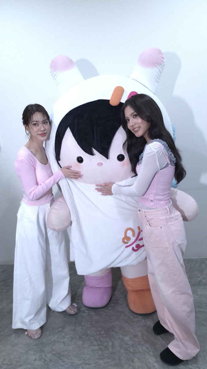 any_GMMTV's tweet photo. เอนี่หัวจัยพี่Eucerin หัวจัยตาจ๋ายายจ๋า หัวจัยมีมี่นีนี่โด้ยงับ

#EucerinxEmiBonnieAny https://t.co/u1cYteOK6F