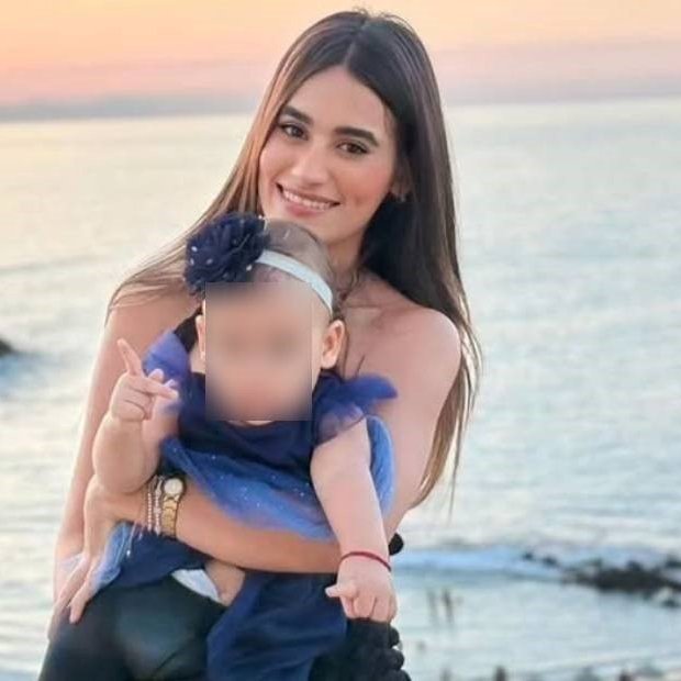 clarincom's tweet photo. LA ESPOSA DEL FUTBOLISTA HÉCTOR BELLO MURIÓ MIENTRAS PROTEGÍA A SU BEBÉ

El futbolista venezolano Héctor “Kike” Bello, defensor del Marítimo de La Guaira, confirmó la muerte de su esposa, Andrea, tras los terremotos que golpearon Venezuela. Según contó en redes sociales, la mujer usó su cuerpo para proteger a su hija Alana, de un año y ocho meses, que sobrevivió y fue rescatada entre los escombros.

Bello relató que no estaba en el edificio cuando se produjo el derrumbe y que intenta llegar al hospital de La Guaira, donde su hija permanece estable y fuera de peligro. La torre donde vivía la familia quedó destruida por los sismos, que ya dejaron 589 muertos y miles de heridos.

Testimonio de Bello

"Siempre serás nuestra heroína favorita, mamá. Me aseguraré de que nuestra bebé recuerde lo maravillosa que eras, cuánto la amabas, le contaré la historia de cómo la salvaste, cómo diste tu vida por nuestra hija, cómo fuiste una mujer valiente que, incluso en tu último aliento, nunca la abandonó".

(+) en Clarín: https://t.co/hgUEQIQSDt