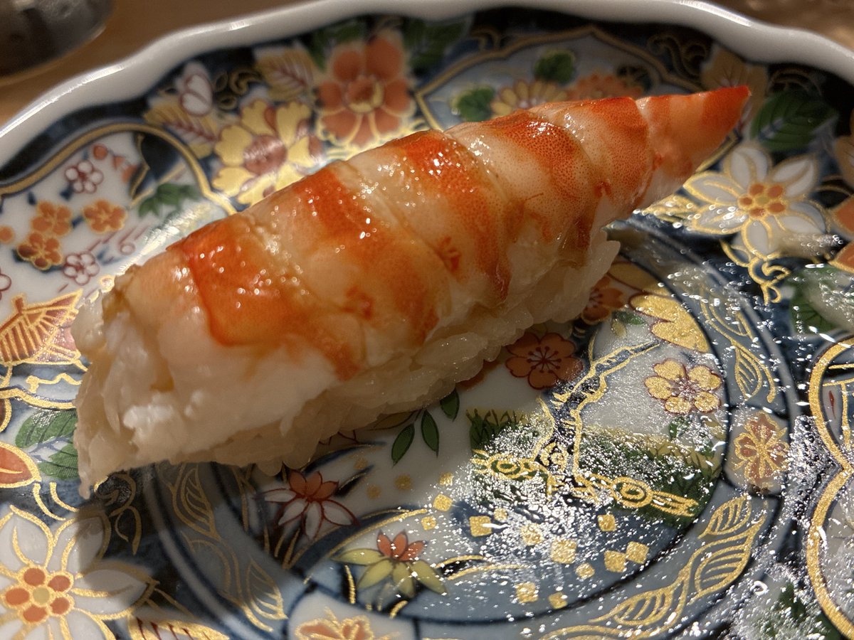 21foxxx's tweet photo. 人生初、回らない鮨を食べさせていただいた。ありがとうございました。
マナーも作法もわからず常にカチコチになってしまったけど、ひとつひとつ丁寧に目の前で握っていただいて感動した！！！
いつかは僕も誰かに食べさせてあげられるようになろう。 https://t.co/IMpOKse1Qf