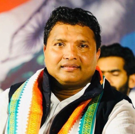imHimmatsinghG1's tweet photo. AICC सचिव एवं पूर्व IYC अध्यक्ष श्री @srinivasiys जी को कांग्रेस सेवा दल के मुख्य संगठक पर नियुक्त किए जाने पर हार्दिक बधाई एवं शुभकामनाएं।

कोरोना काल में आपकी निस्वार्थ सेवा, समर्पण और मानवीय संवेदनाओं को देश ने देखा है।
राजनीति से परे, एक बेहतर इंसान को बड़ी ज़िम्मेदारी मिलना सुखद है।आप कांग्रेस पार्टी की विचारधारा एवं जनसेवा संकल्प को सेवा दल के माध्यम से जन-जन तक पहुँचाने का कार्य पूरी लगन और निष्ठा के साथ करेंगे।

आपके सफल कार्यकाल और उज्ज्वल भविष्य के लिए शुभकामनाएं।