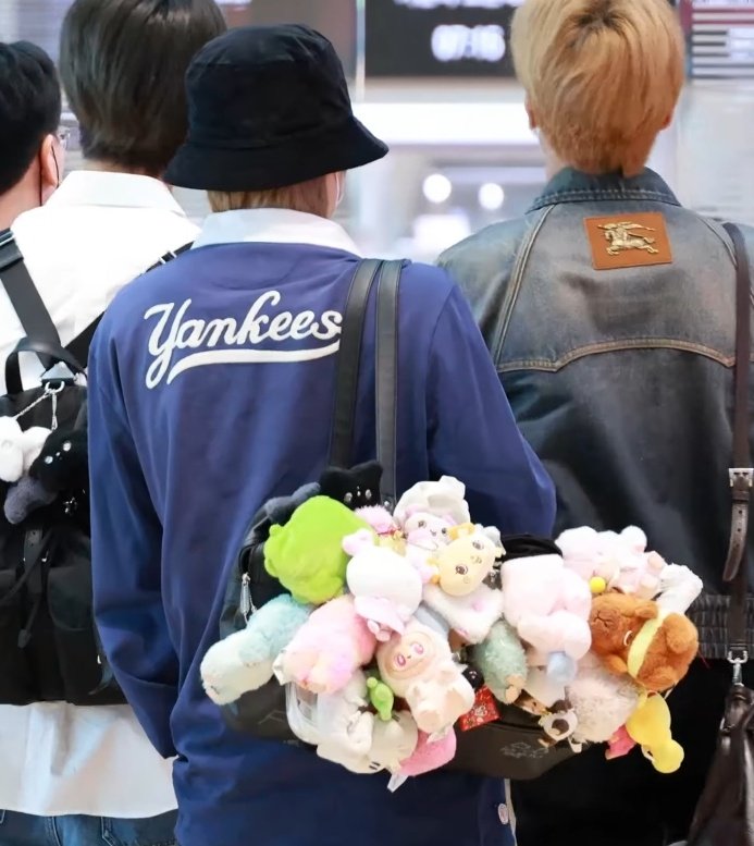 woozenniee's tweet photo. till the day we can see saku with his bags full of his memories again🥹 https://t.co/PlDFya5jPW