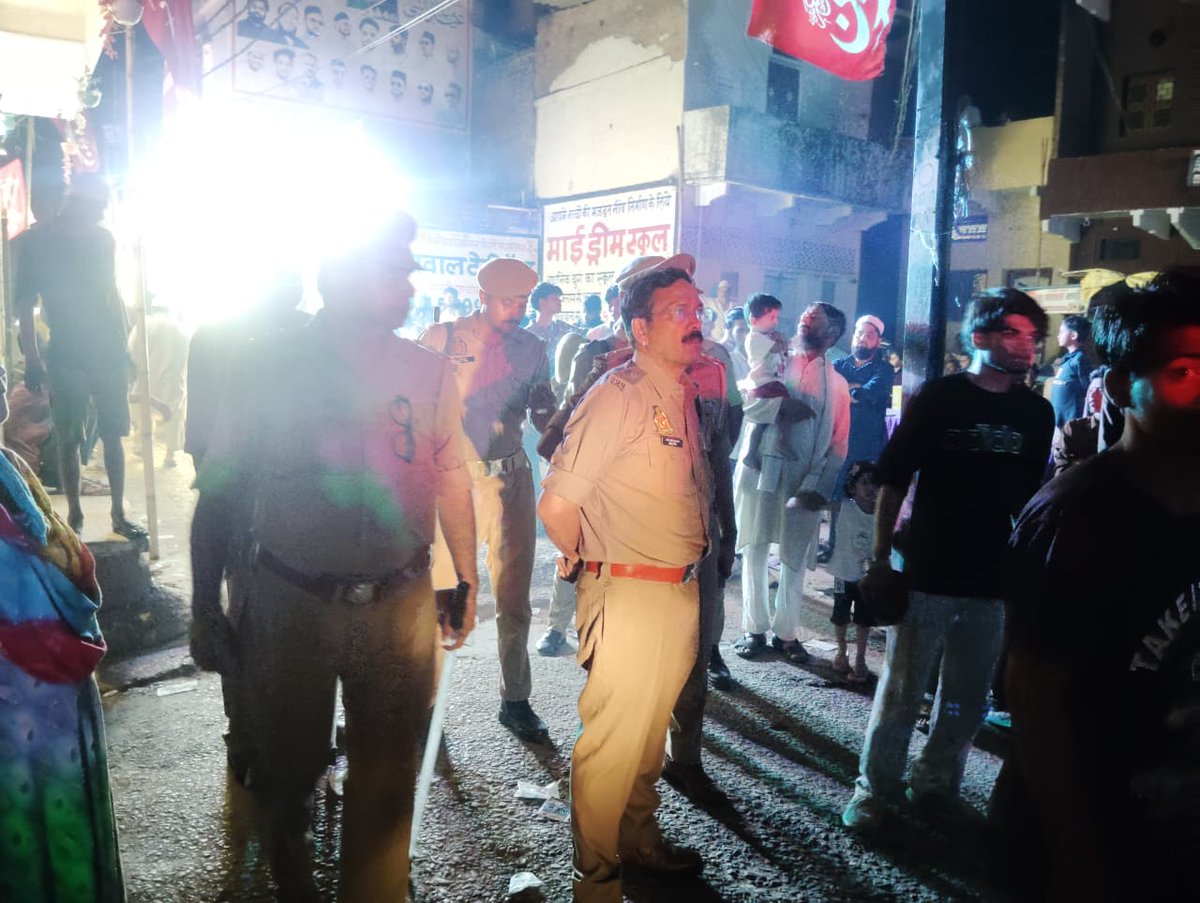 lalitpurpolice's tweet photo. #Addl_SP @kaloosingh द्वारा क्षेत्र में भ्रमण कर सुरक्षा व्यवस्था का जायजा लिया गया तथा जुलूस मार्ग एवं स्थलों का निरीक्षण कर ड्यूटी पर तैनात पुलिस बल को चेक कर आवश्यक दिशा-निर्देश दिए गए । https://t.co/qyV0kCrUWn