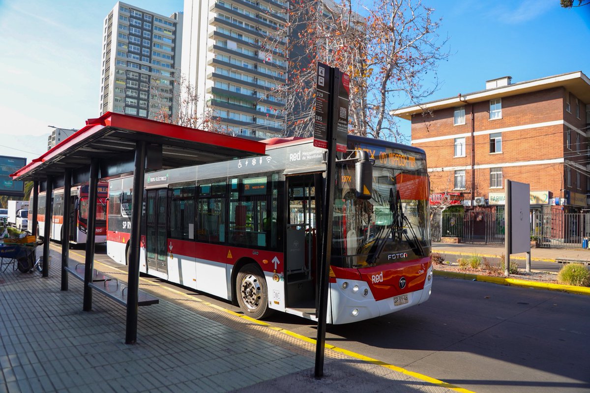 DTPMet's tweet photo. El director DTPM, Eduardo Castro; Gte. comunicaciones de @metrodesantiago , Paulina del Campo y el Sub director de @MIM_museo, Simón Pérez,invitan a visitar el Museo Interactivo Mirador viajando en Metro y en bus especial 137 de buses @Red_Movilidad que conecta Mirador con el MIM https://t.co/QoxbmUGoXR