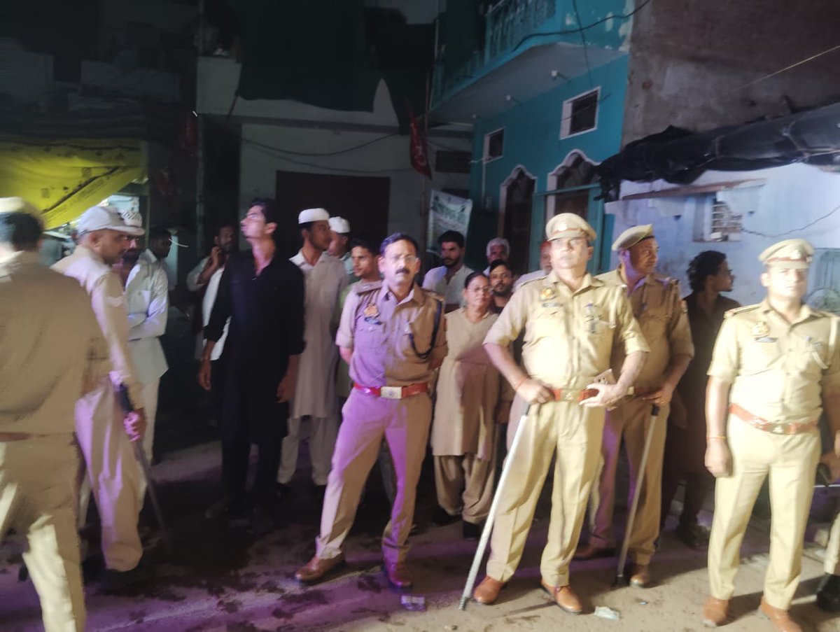 lalitpurpolice's tweet photo. #Addl_SP @kaloosingh द्वारा क्षेत्र में भ्रमण कर सुरक्षा व्यवस्था का जायजा लिया गया तथा जुलूस मार्ग एवं स्थलों का निरीक्षण कर ड्यूटी पर तैनात पुलिस बल को चेक कर आवश्यक दिशा-निर्देश दिए गए । https://t.co/qyV0kCrUWn