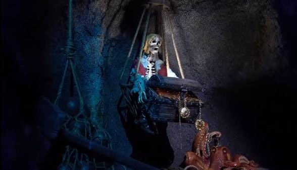 Jeff_in_3D's tweet photo. what bugs me most is that we got a more tasteful version of this effect already, and it’s perfectly placed right as you transition out of the caves (where the skeletons are) and into the Spanish coast (where the living pirates are)  

Perfect practical effect, perfect placement https://t.co/CLmp08DAjT