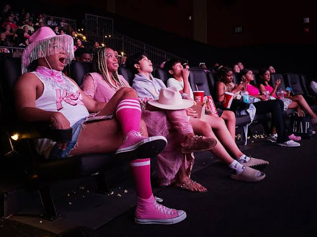 Thai_SuperHero's tweet photo. The Odyssey ยกเลิกการจัดรอบที่ให้ Influencers ดูหนังก่อนวันฉาย ซึ่งเป็นการหักธรรมเนียมการตลาดที่ค่ายหนังในยุคปัจจุบันชอบทำจนกลายเป็นขั้นตอนมาตรฐานไปแล้ว โดยการเอาอินฟลูฯ มาดูหนังแล้วก็ให้โพสข้อความสั้นๆ เรียกความ Hype ให้คนที่ยังไม่ได้ดู แต่ไปเน้นส่งหนังให้เหล่านักวิจารณ์มืออาชีพดูก่อนและรีวิวเป็นกลุ่มแรก

เพราะก่อนหน้านี้การเอาพวกอินฟลูมาดูหนังก่อนส่งผลไม่ค่อยดีในด้านความน่าเชื่อถือ ที่ทางอินฟลูมักจะดูหนังและออกมาอวยกันเต็มที่ ก่อนคะแนนจากนักวิจารณ์มืออาชีพออกมาแบบสวนทาง อย่าง Supergirl ที่เคยมีรีวิวว่าเป็น "บล็อกบัสเตอร์ที่ดีที่สุดในฤดูร้อน" แต่กลับไม่ได้รับกระแสตอบรับดีเท่าไรนัก ไปทางลบซะด้วยซ้ำ รวมถึง Disclosure Day ที่ว่าเป็น "หนังที่ดีที่สุดในรอบ 20 ปีของสปีลเบิร์ก" ก็ถูกกลุ่มผู้ชมบางส่วนที่ไม่ชอบหนังเอาไปพาดพิงอยู่หลายครั้ง

อะไรแบบนี้ดูเหมือนเป็นสิ่งที่ทำให้ผู้ชมทั่วไปเริ่มจับทางได้ว่าคำรีวิวจากอินฟลูพวกนี้อาจไม่ได้มาจากความรู้สึกจริงๆ แต่เป็นความรู้สึกกลัวตกขบวน กลัวค่ายหนังไม่เชิญมาดูรอบสื่อเรื่องอื่น หรือได้รับสิทธิพิเศษอะไรพวกนี้

แต่สำหรับการยกเลิกรอบฉายที่ว่ามา ก็ถือเป็นการแสดงความมั่นใจอย่างมากของทั้งผกก. Christopher Nolan และค่าย Universal Pictures ว่าหนัง The Odyssey จะออกมาดีได้ด้วยพลังของภาพยนตร์ และผู้กำกับที่รู้งาน โดยไม่ต้องอาศัยคำอวยใดๆ
