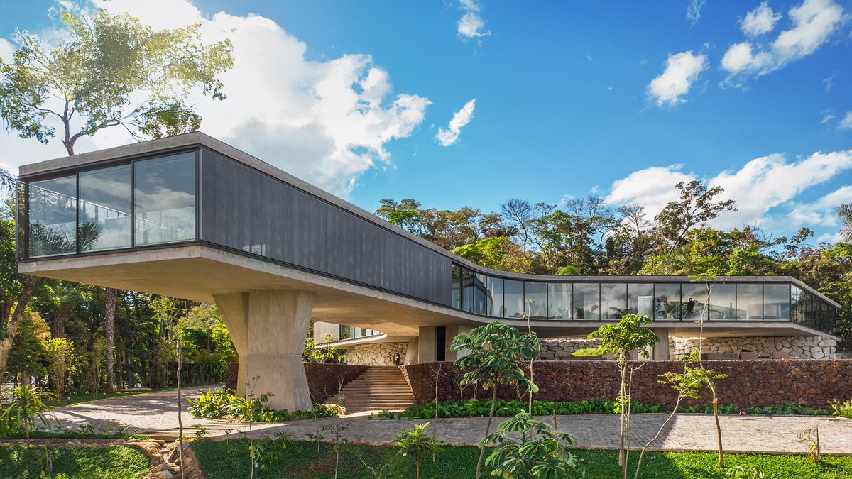 arqcommx's tweet photo. ¿Cómo sostener una casa con enormes voladizos usando solo seis columnas? Xingu House, en Nova Lima, Brasil, lleva el concreto colado en sitio y la precisión constructiva al límite. Un proyecto de Tetro Arquitetura que transforma ingeniería, paisaje y diseño en una sola estructura https://t.co/qUsXY5N0Ej