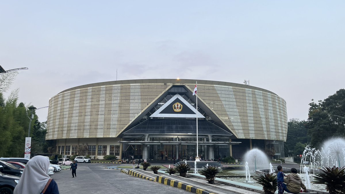 inyyrheart's tweet photo. foto gedung rektorat unpad 🥹💗 soon ya aku bakal foto disini pake almet unpad ituuuu.. https://t.co/9UPoYRFQMb