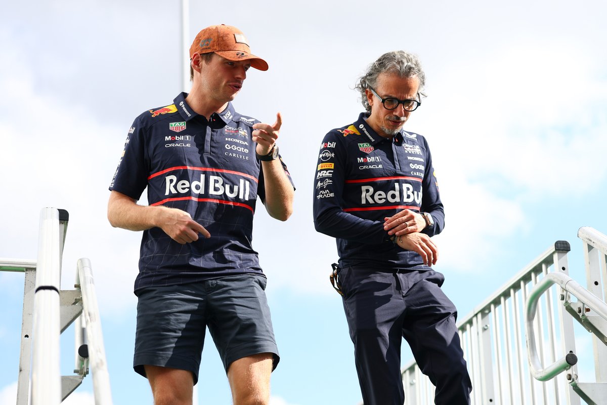 FormulaDirecta's tweet photo. 💥 Laurent Mekies, sobre el futuro de Max Verdtappen: "Las mejoras de Austria no influyen en las conversaciones con Verstappen"

👉 "Este fin de semana es crucial para intentar acercarnos mucho más. No significa que todo se vaya a resolver este fin de semana. Significa que necesitaremos algo de tiempo para que el paquete funcione".

👉 "Max sabe muy bien lo mucho que cuesta recortar 1 segundo de desventaja. Esperamos poder salir de este fin de semana a 2-3 décimas de nuestros rivales".

👉 "Max nos ha dejado claro que quiere seguir con el equipo. También está claro que necesita un coche rápido para estar contento con el equipo".

#F1 #AustrianGP 🇦🇹