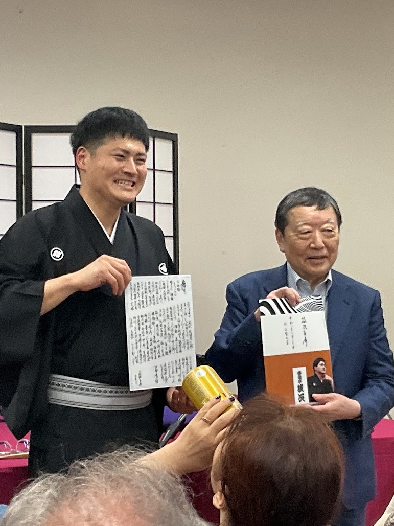 hirazzo's tweet photo. 春風亭枝次勉強会 「枝次百席」Vol.33  最終回。毎月開催で㊗百席達成。
「花色木綿」
「百年目」
これからが楽しみ。雨で屋内のアメフト練習を擦り抜けて、7時にはチャイム、大学だなあ。松元ヒロさんと同郷、同い年の寺脇研さんにヒロ話も聴けた。そして、上智大落研が復活しますように。 https://t.co/bgmwrrz5n7