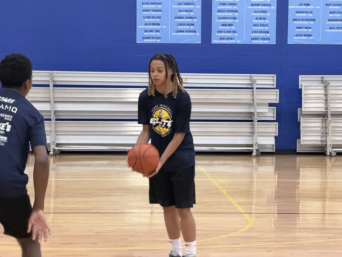 StarsBballClub's tweet photo. MIDDLE SCHOOL ELITE - Working 1 on 1!  O: Dribble limit - attack hard - finish strong! D - Be a Dawg - Wall Up! https://t.co/j1JEaHcfoK