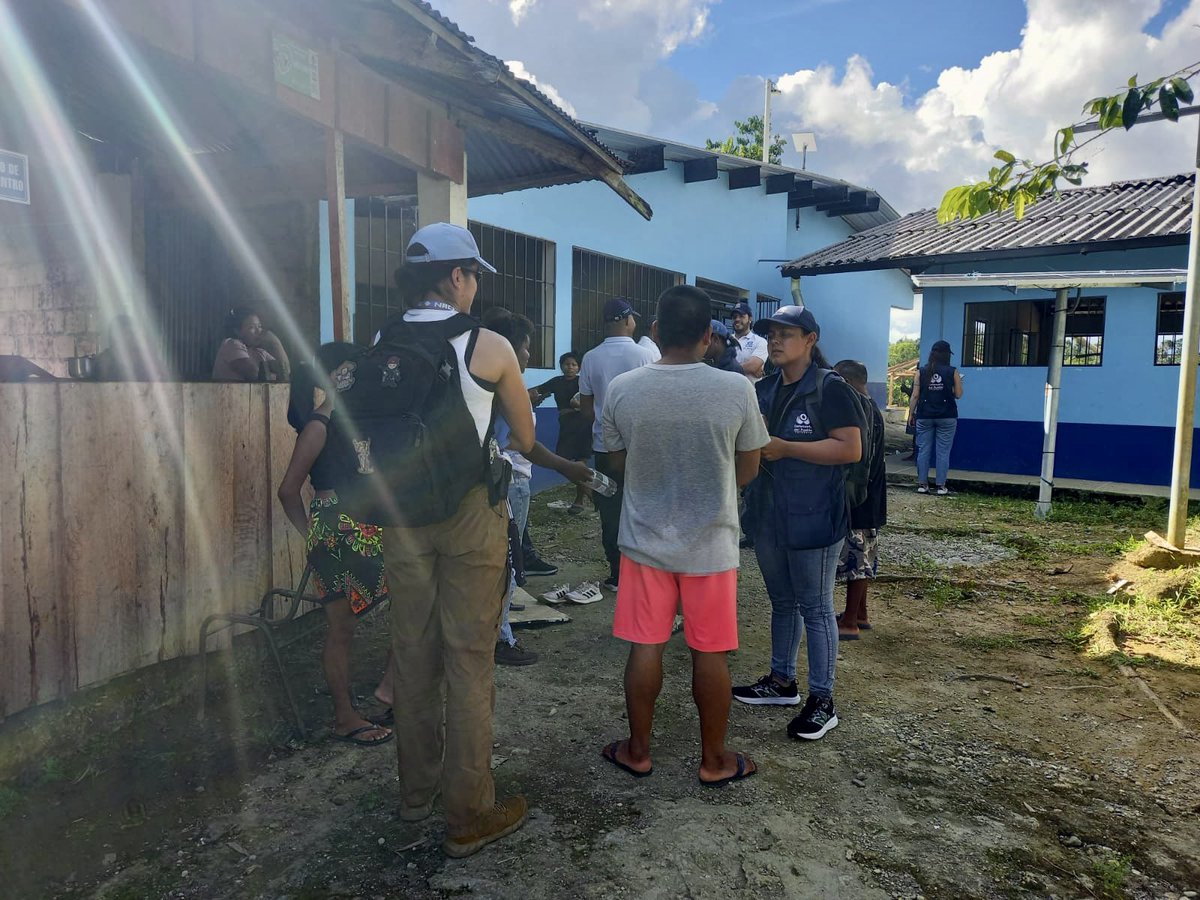 MisionONUCol's tweet photo. Junto a @DefensoriaCol visitamos comunidades de Bajo Calima, zona rural de #Buenaventura para dialogar sobre estado de implementación de las maquetas de paz. El acceso a vivienda y educación contribuye a la protección y prevención de violencias y el fortalecimiento comunitario. https://t.co/ZXE2vKT3QO