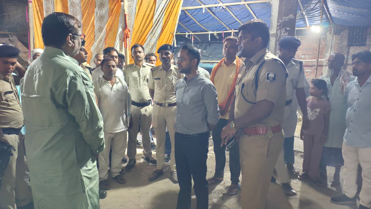 SaranPolice's tweet photo. मुहर्रम-2026 के अवसर पर जिलाधिकारी एवं वरीय पुलिस अधीक्षक, सारण ने सुरक्षा व्यवस्था का लिया जायजा, अधिकारियों को दिए आवश्यक दिशा-निर्देश....
#मुहर्रम_पर्व_2026 #SaranPolice #BiharHomeDept #HaiTaiyarHum #BiharPolice #IPRD @SaranPolice @bihar_police @BiharHomeDept @IPRDBihar https://t.co/uSpHZUqQor