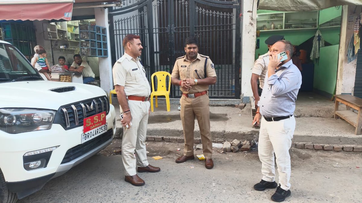 SaranPolice's tweet photo. मुहर्रम-2026 के अवसर पर जिलाधिकारी एवं वरीय पुलिस अधीक्षक, सारण ने सुरक्षा व्यवस्था का लिया जायजा, अधिकारियों को दिए आवश्यक दिशा-निर्देश....
#मुहर्रम_पर्व_2026 #SaranPolice #BiharHomeDept #HaiTaiyarHum #BiharPolice #IPRD @SaranPolice @bihar_police @BiharHomeDept @IPRDBihar https://t.co/uSpHZUqQor