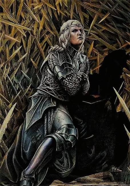 PortalASOIAF's tweet photo. 📚 | A icônica Queda de Porto Real e Rhaenyra no Trono de Ferro. Veja o que acontece na obra original: 

Rhaenyra de armadua negra toma a cidade:

"E, em Pedra do Dragão, Rhaenyra Targaryen vestiu uma armadura de lustrosas placas negras, montou Syrax e alçou voo [...] No céu acima da cidade, a rainha e seu príncipe consorte se encontraram, voando em círculos sobre a colina de Aegon. 
Ao avistá-los, o povo das ruas abaixo foi tomado de terror, pois logo percebeu que o temido ataque finalmente tinha chegado." – Fogo e Sangue, página 382. 

Rhaenyra ascende ao trono de ferro:

"Então foram acesas as tochas da sala do trono, e a rainha subiu os Degraus de ferro e se sentou onde antes se sentara o rei Viserys, e antes dele o Velho Rei, e Maegor, e Aenys e Aegon, o Dragão, nos dias de outrora. Com uma expressão séria, e ainda de armadura, ela ocupou aquele assento alto enquanto todo homem e toda mulher da Fortalza Real era levado diante dela e obrigado a se ajoelhar, suplicar perdão e jurar dar a vida e a espada e a honra por ela, sua rainha." ‐ Fogo e Sangue, página 385. 

Os cortes causados pelo Trono de Ferro:

"E enquanto o senhor seu marido príncipe Daemon a escoltava para fora do salão, cortes foram vistos nas pernas de Sua Graça e na palma de sua mão esquerda. Gotas de sangue caíram no chão quando ela passou, homens sábios trocaram olhares, embora nenhum ousasse dizer a verdade em voz alta: o Trono de Ferro a rejeitara, e seus dias nele seriam breves." ‐ Mulheres Perigosas, página 691. 

Alicent é aprisionada e insulta Rhaenyra:

"Os dragões desceram um a um. Sheepstealer pousou no alto da Colina de Visenya, Silverwing e Vermithor na Colina de Rhaenys, fora do Fosso dos Dragões. O príncipe Daemon circulou as Torres da Fortaleza Vermelha antes de pousar Caraxes no pátio externo. Apenas quando teve certeza de que os defensores não ofereciam perigo, ele sinalizou para que a rainha descesse em Syrax. Addam Velaryon permaneceu no alto, contornando as muralhas da cidade em Seasmoke, o bater das grandes asas coriáceas de seu dragão servindo de alerta para aqueles abaixo de que qualquer desafio seria respondido com fogo.

Ao ver que resisitr era inútil, a Rainha Viúva Alicent saiu da Fortaleza de Maegor com o seu pai, Otto Hightower, sor Tyalnd Lannister e Lorde Jasper Wylde [....]
A rainha tentou negociar com a enteada:
— Vamos convocar juntas um grande conselho, como o Velho Rei fez nos velhos tempos, e apresentar a questão de sucessão aos senhores do reino — sugeriu a Rainha Viúva. 
Mas a Rainha Rhaenyra rejeitou com desprezo. 
— Ambas sabemos o que esse conselho vai decidir. 
E então deu uma escolha à madrasta: renda-se ou queime. 
Baixando a cabeça, derrotada, Alicent entregou as chaves do castelo e ordenou que seus cavaleiros e homens de armas abaixasse as espadas.
— A cidade é sua princesa, mas você não a terá por muito tempo  — teria dito ela. — Os ratos brincam quando o gato parte, mas meu filho Aemond voltará com fogo e sangue." - Mulheres Perigosas, página 690. 

Em Fogo e Sangue, Rhaenyra estava tão implacável e decidida sobre sua posição que rejeitou a proposta de Corlys de deixar Daeron vivo e torná-lo refém aos invés de enviar Ulf e Hugh com Silverwinge Vermithor para Tumbleton com objetivo de defender a cidade e o castelo e eliminar Daeron e Tessarion:

"O filho mais jovem de Alicent havia acabado de completar treze anos. Mas a rainha Rhaenyra foi categórica: 
— Ele não será um menino para sempre. Se o deixarmos se tornar um homem mais cedo ou mais tarde ele tratará de se vingar contra meus filhos. " - Fogo e Sangue, página 406. 

Ainda em Fogo e Sangue, Alicent, desesperada, tenta persuadir Rhaenyra, mas as manipulações da madrasta servem apenas para enfurecê-la:

"As palavras da Rainha Viúva serviam apenas para atiçar o fogo da fúria de Rhaenyra.
— Não admito mais mentiras — advertiu ela. — Fale mais uma vez de bastardia, e mandarei arrancar sua língua."  – Fogo e Sangue, página 407.