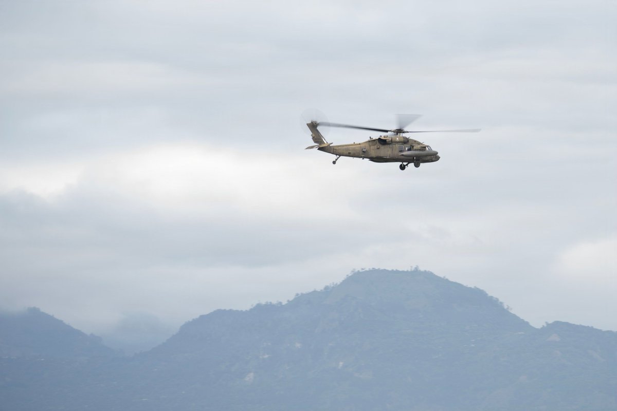USAenEspanol's tweet photo. .@Southcom: Las aeronaves de ala rotativa de las Fuerzas Armadas de Estados Unidos han demostrado ser un salvavidas durante múltiples misiones de ayuda en casos de desastre. El Comando Sur está enviando aeronaves de ala rotativa para apoyar las operaciones de ayuda lideradas por el @StateDept en Venezuela.

Estas aeronaves brindarán apoyo crítico de transporte aéreo para salvar vidas, transportando al personal de respuesta del gobierno de EE.UU., a los equipos de búsqueda y rescate y a socios durante las operaciones de ayuda.

El Comando Sur está intensificando el despliegue de las fuerzas militares estadounidenses asignadas en nuestra región tras los devastadores terremotos que azotaron a Venezuela el 24 de junio.
