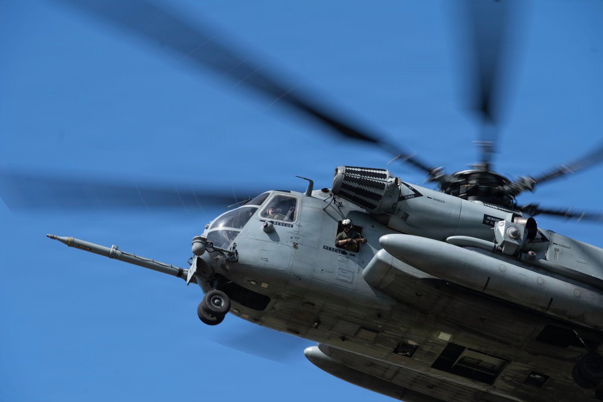 USAenEspanol's tweet photo. .@Southcom: Las aeronaves de ala rotativa de las Fuerzas Armadas de Estados Unidos han demostrado ser un salvavidas durante múltiples misiones de ayuda en casos de desastre. El Comando Sur está enviando aeronaves de ala rotativa para apoyar las operaciones de ayuda lideradas por el @StateDept en Venezuela.

Estas aeronaves brindarán apoyo crítico de transporte aéreo para salvar vidas, transportando al personal de respuesta del gobierno de EE.UU., a los equipos de búsqueda y rescate y a socios durante las operaciones de ayuda.

El Comando Sur está intensificando el despliegue de las fuerzas militares estadounidenses asignadas en nuestra región tras los devastadores terremotos que azotaron a Venezuela el 24 de junio.