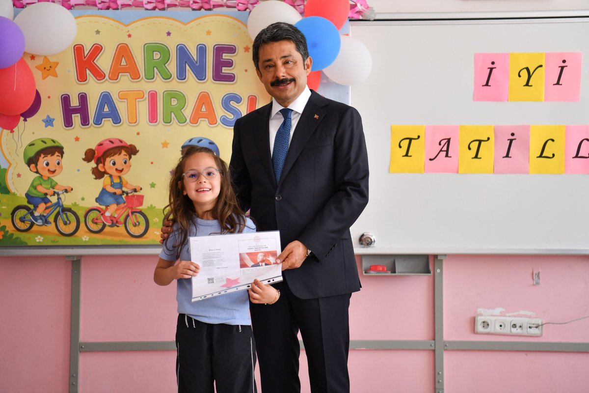 KirsehirValilik's tweet photo. 📍Kırşehir Şehit Recep Yıldırım İlkokulu

📝Valimiz Murat Sefa Demiryürek, öğrencilerimize karnelerini dağıtarak sevinçlerine ortak oldu.

✅2025-2026 Eğitim-Öğretim Yılının sona ermesiyle birlikte Kırşehir genelinde 222 okulda toplam 40.376 öğrencimiz yoğun bir çalışmanın ardından karnelerini aldılar.

Tüm öğretmenlerimize hizmetlerinden dolayı teşekkür ediyor, öğrencilerimize iyi bir tatil diliyoruz. 

@KirsehirMEM 
#karne
#karnesevinci 
#karnegünü 
#iyitatiller
#AnadolununRuhuKırşehir