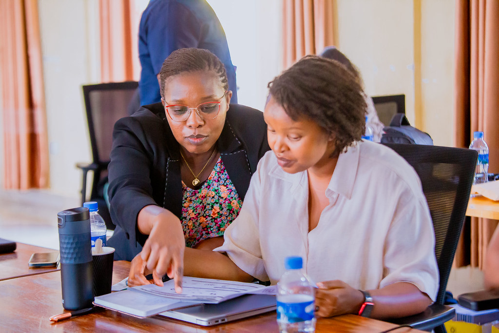 LIFT_Rwanda's tweet photo. Today,🇬🇧's #LIFT with @REBRwanda co-hosted the RENCP General Assembly, bringing together education partners.
DDG @mutezigaju shared how English phonics workbooks,read-aloud stories &amp; pencils are improving foundational #EnglishLiteracy outcomes across our 7 implementing districts. https://t.co/w5z2zacfO6