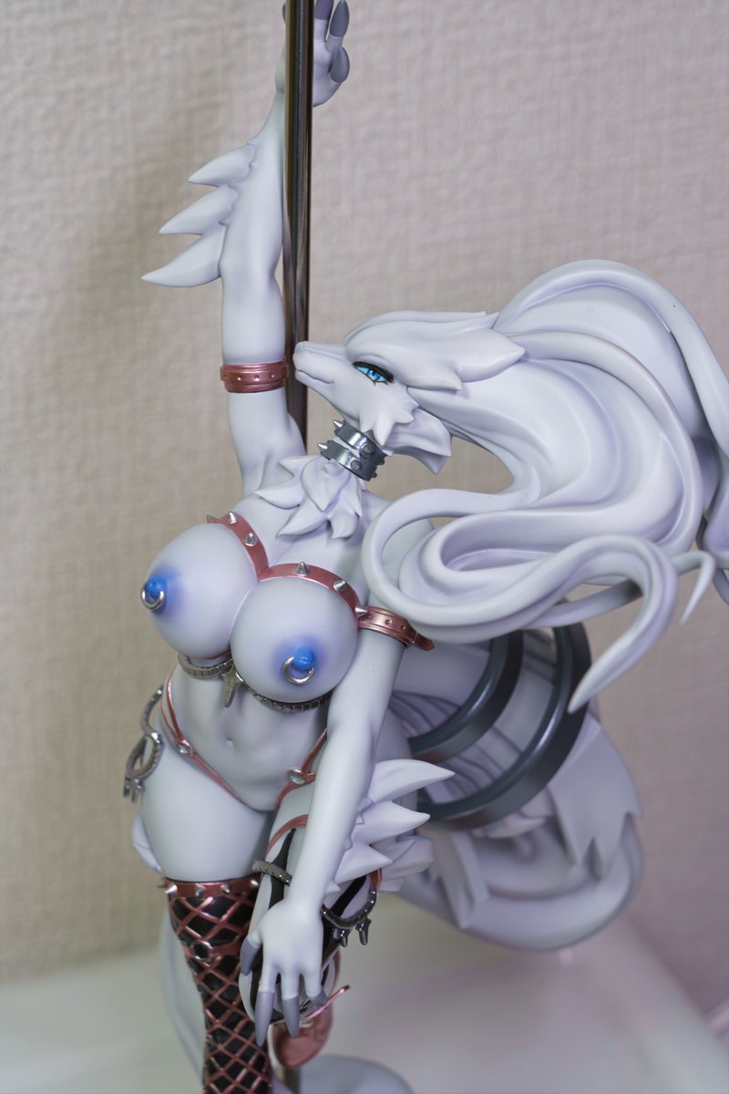 sgako's tweet photo. ダンサー レシラム完成
クールホワイト基調の身体には青い乳首が映える( *´艸｀)

model by　@onagaba_cult https://t.co/BuyfjVumHC