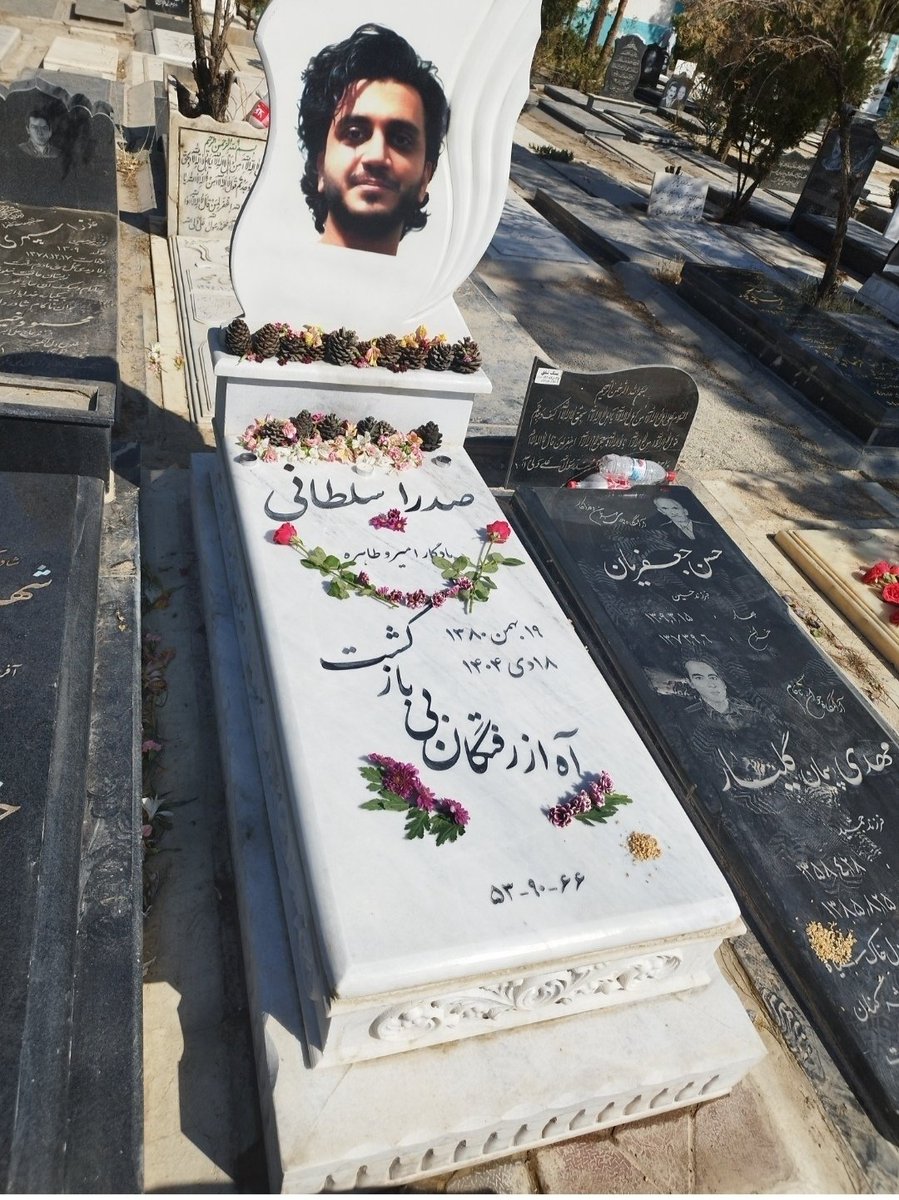 exhaustedme69's tweet photo. آن شب تک تیرانداز انتخاب کرد که بین تو و پدرت، تو را نشانه بگیرد، حتما که کسی به او گفته بوده پسر را بزنی، پدر می افتد... حالا صورت زیبایت بر سنگی نقش بسته بر سر مزارت و دل همه ما چون قلب پدر و مادرت شرحه شرحه است. یادت جاودان عزیز ایران
#صدرا_سلطانی https://t.co/4aBQOiiiWP